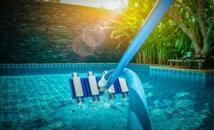 Daily cleaning of a swimming pool